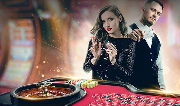 Pengguna membaca syarat bonus di ponsel